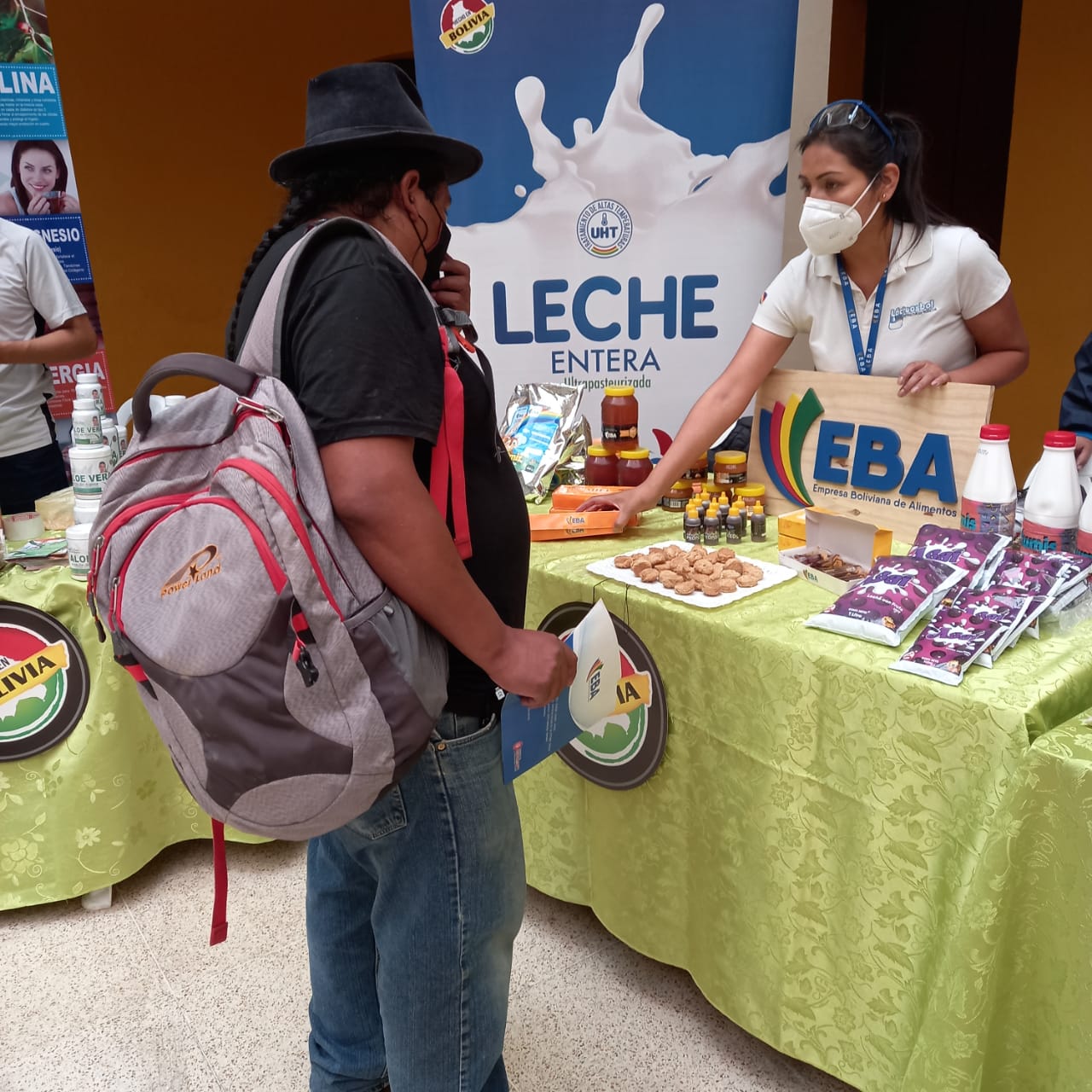 EBA lanza línea de sachets de propóleo y miel en feria de Cochabamba