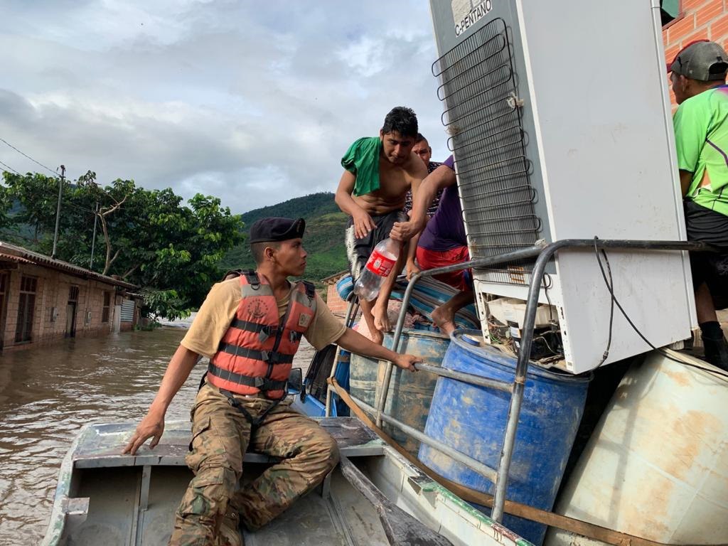 Capitanía de Puerto Mayor ‘Guanay’ coadyuva en traslado de enseres de familias afectadas por las lluvias