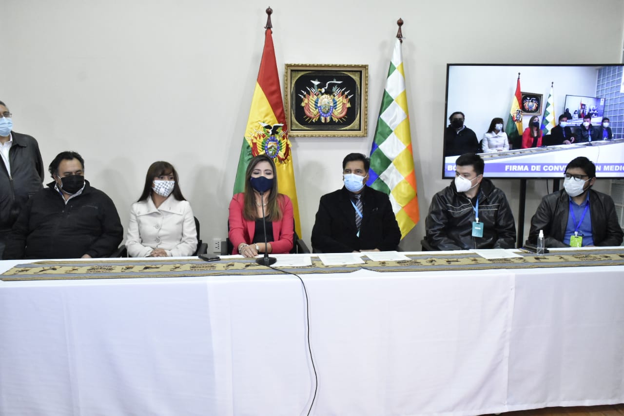 Firman inédito convenio que garantiza derecho a la educación con apoyo de medios estatales en enseñanza a distancia