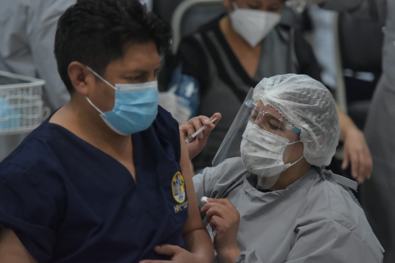 Rafael Rodríguez es el primer médico internista en ser inmunizado con la vacuna Sputnik V en La Paz