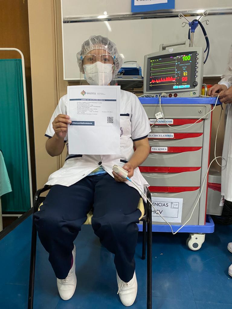 Enfermera Zulma Fernández recibe primera vacuna Spunik V en Cochabamba “para proteger a su familia”