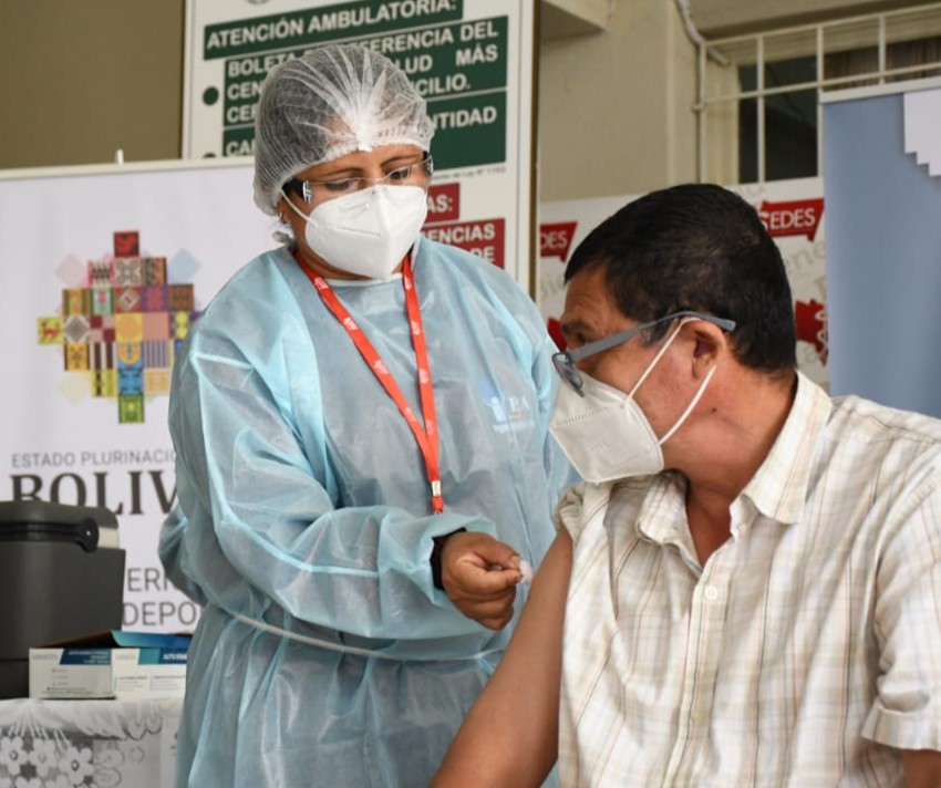 Intensivista Roberto Mérida es el primer médico en recibir vacuna Sputnik V en Tarija
