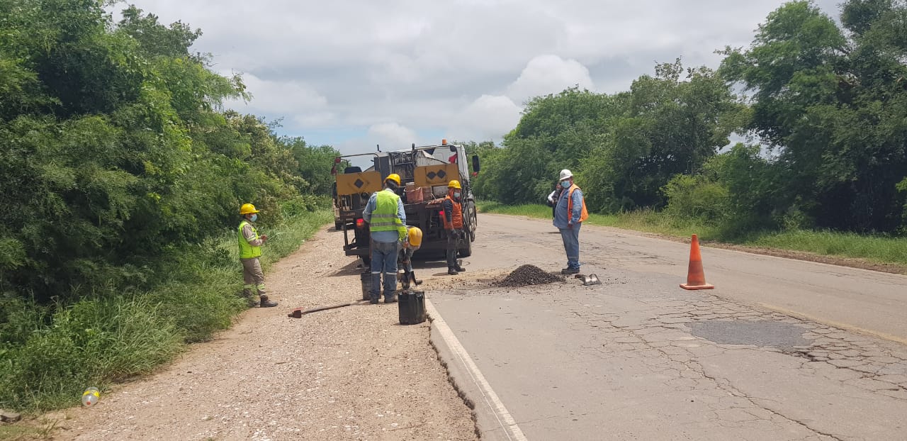 ABC realiza trabajos de bacheo y limpieza de bermas en la carretera Santa Cruz-Trinidad