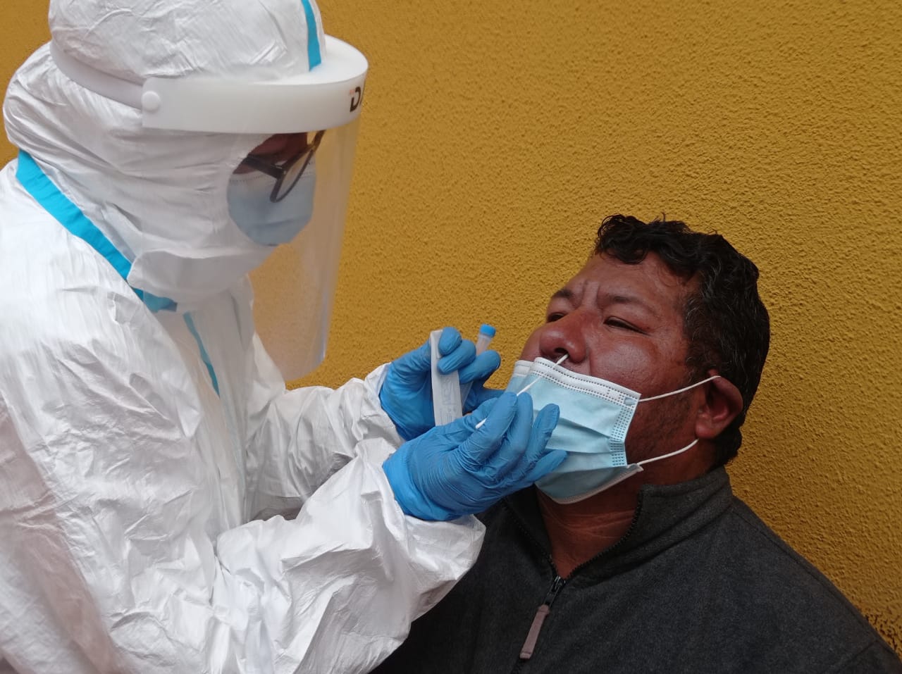 Ministerio de Salud realiza pruebas de antígeno nasal en 10 zonas de El Alto