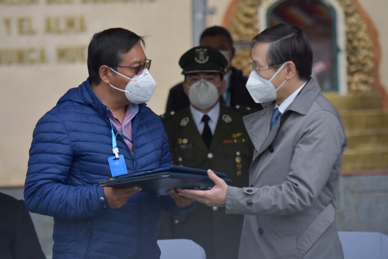 Bolivia recibe 2 millones de barbijos y un hospital móvil donados por China para lucha contra el COVID-19