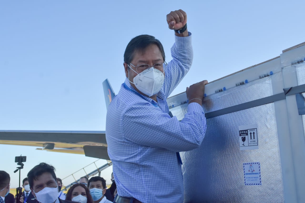 Presidente Arce: Muchos médicos ya están vacunados contra el COVID-19 y ahora le toca al pueblo boliviano