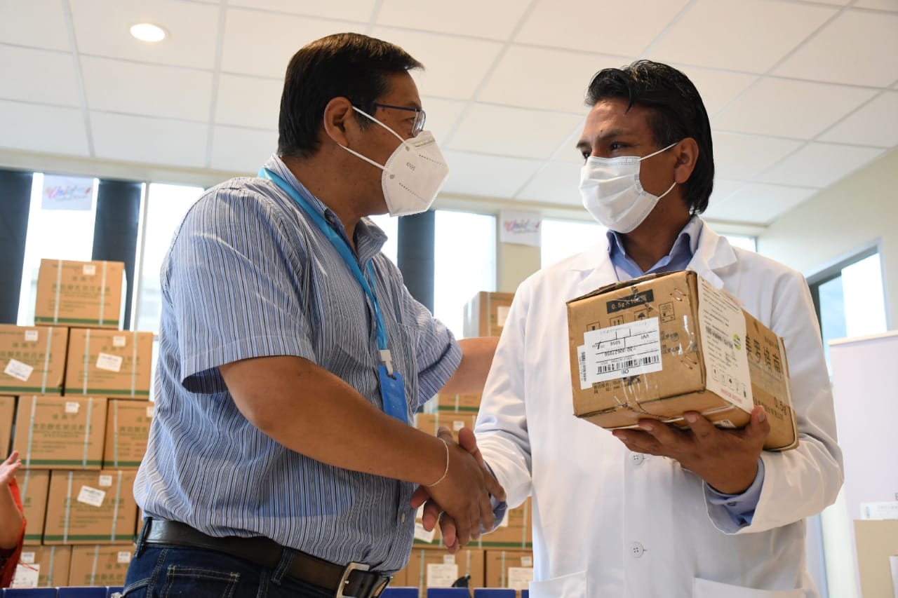 COVID-19: Presidente entrega medicamentos para pacientes de terapia intensiva del Hospital del Norte de Cochabamba