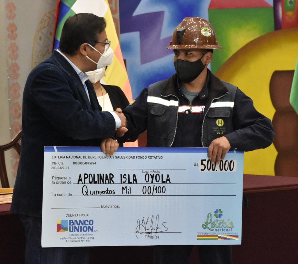 Presidente entrega premios de la Lotería Nacional y lanza sorteo “El Sueño de Papá”
