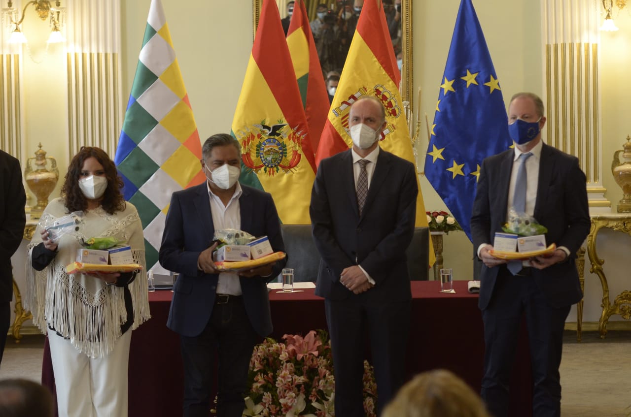 La Unión Europea dona a Bolivia un lote de insumos de bioseguridad para enfrentar el COVID-19
