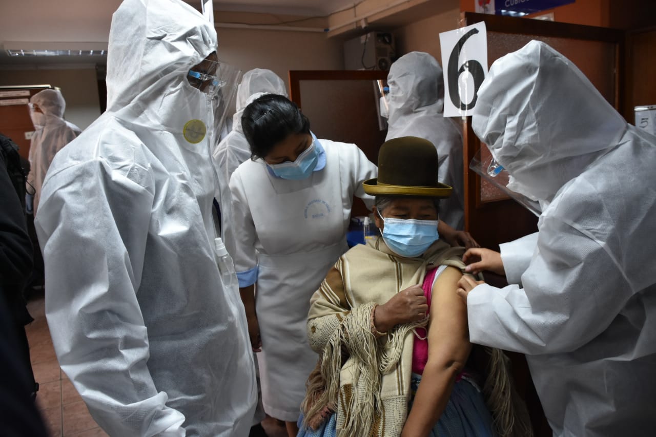 Inicia prueba piloto de vacunación masiva en ocho puntos de La Paz y El Alto (amplia)