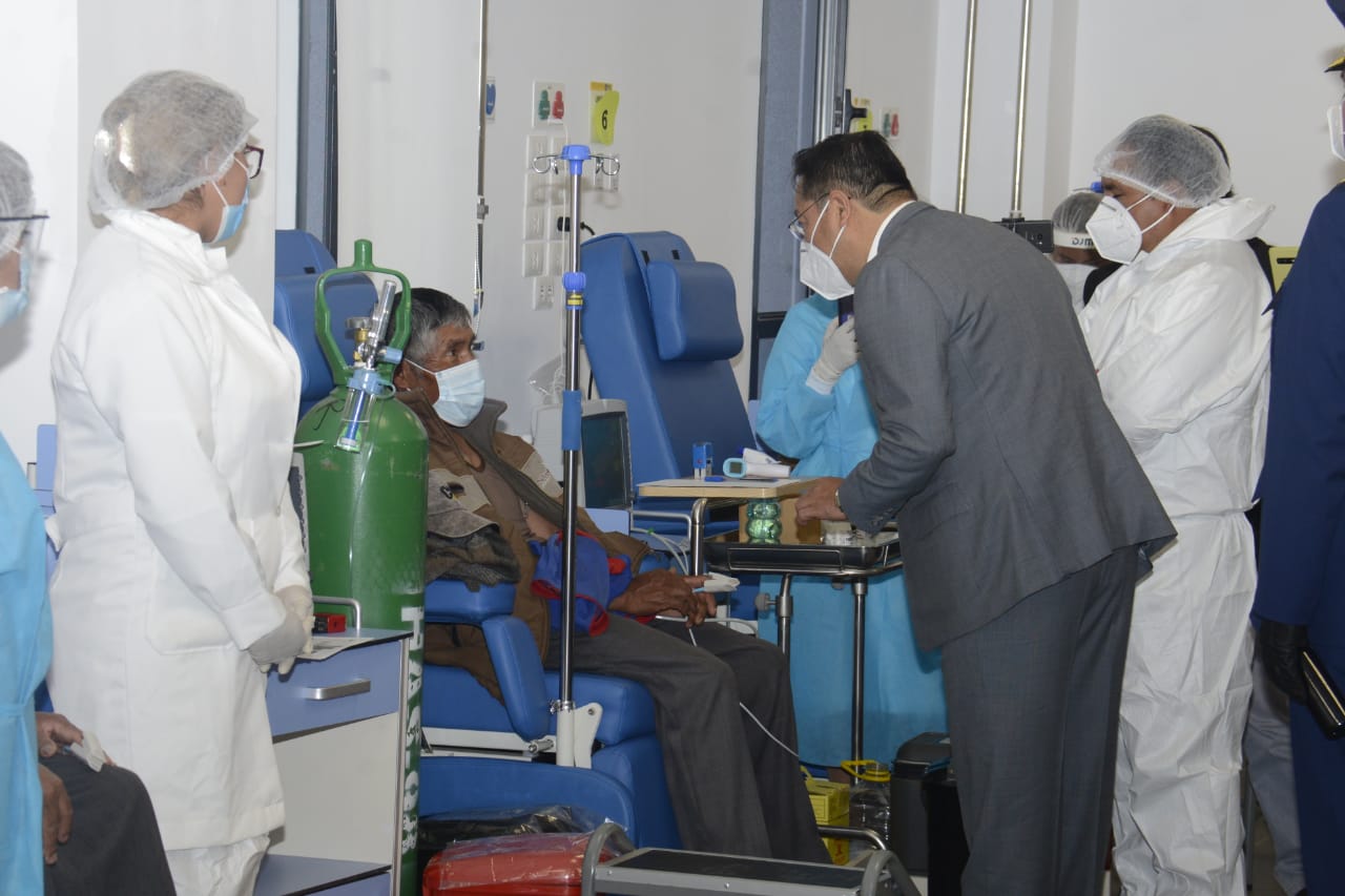 Presidente realiza inspección a puntos piloto de vacunación masiva en la ciudad de El Alto (amplia)