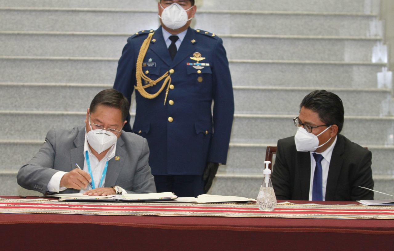 Promulgan ley que facilitará la adopción de al menos 5.678 niños y adolescentes en Bolivia (amplia)