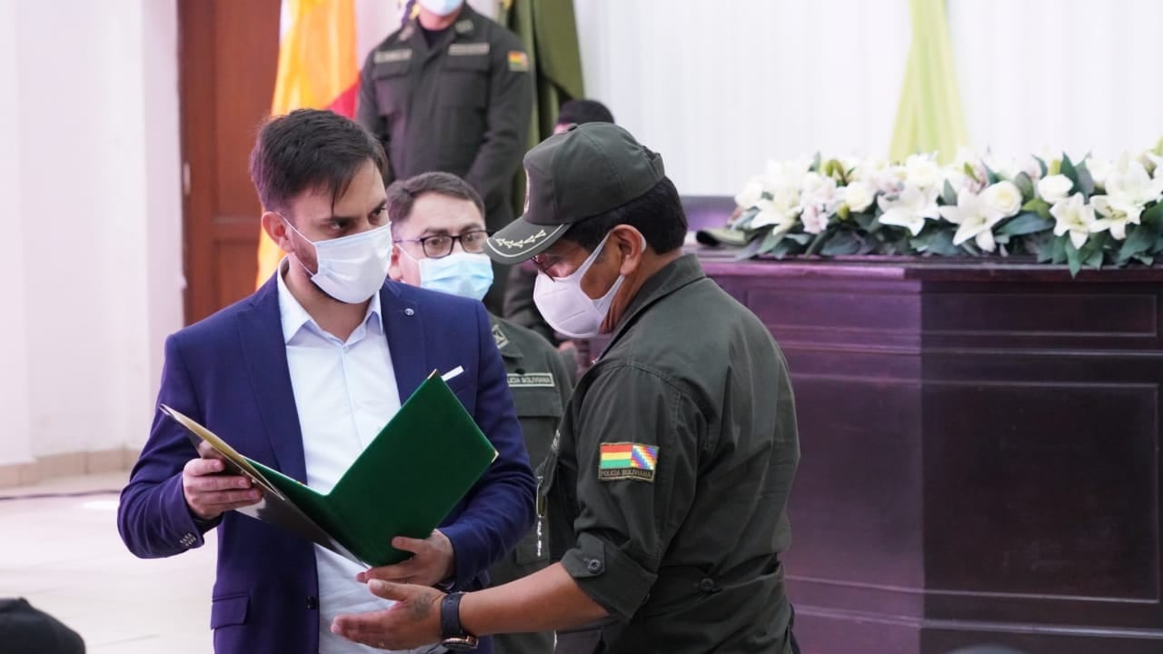 Ministerio de Gobierno entrega condecoraciones a nueve uniformados de la Policía Boliviana