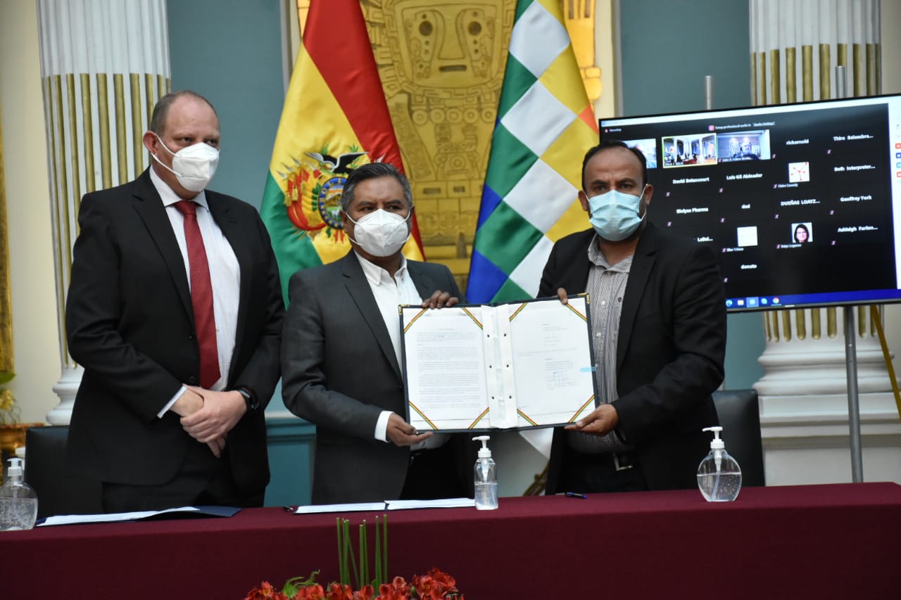 Gobierno suscribe convenio para la provisión de 15 millones vacunas anticovid con una empresa canadiense (amplia)