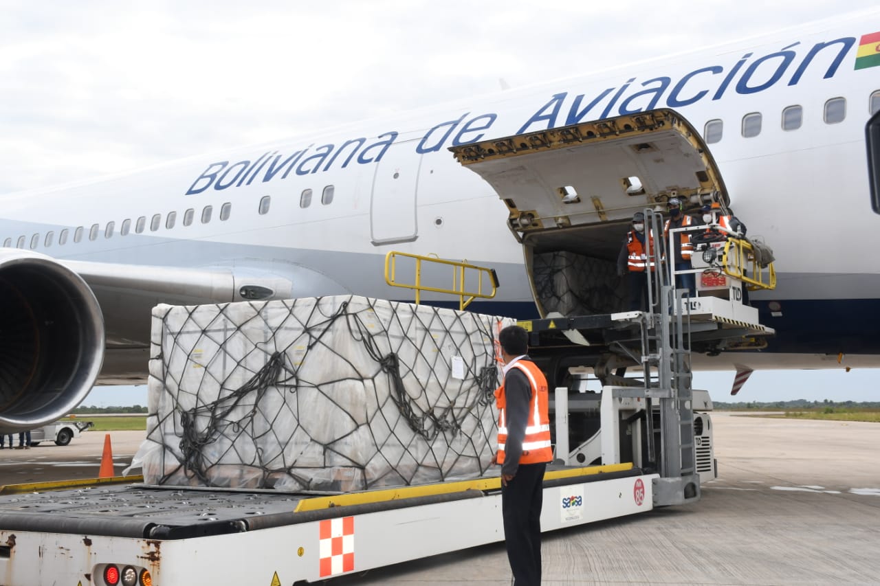 Arriba segundo cargamento de 334.400 dosis de vacunas Sinopharm a Bolivia (amplia)