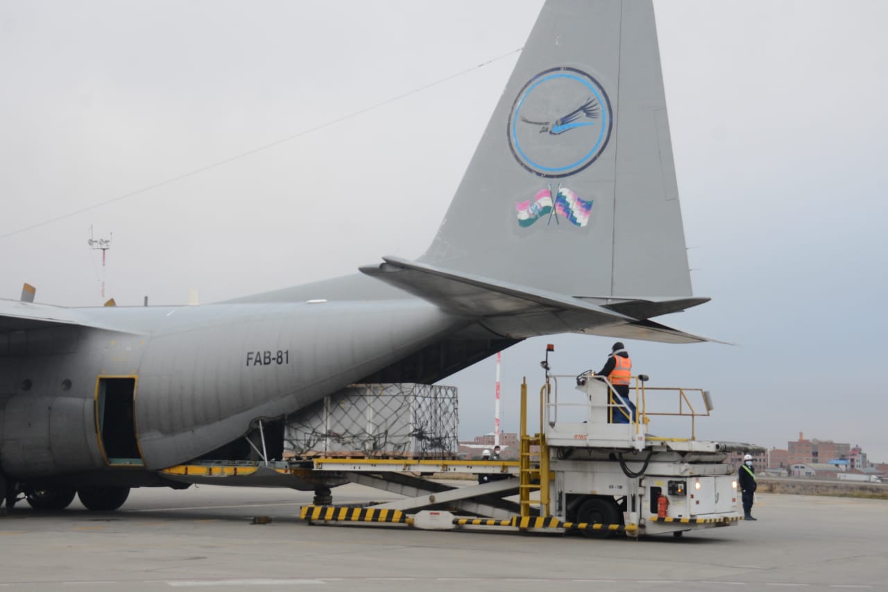 Arriba nuevo lote de 331.200 dosis de la vacuna china Sinopharm a El Alto (amplia)