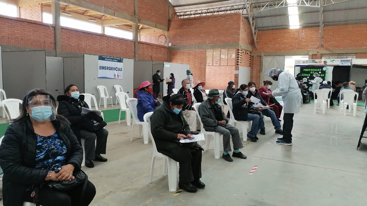Oruro inicia vacunación contra el COVID-19 para mayores de 50 años