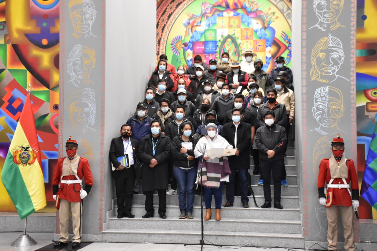 Gobierno dotará de 1.700 nuevos ítems para Educación, distribuirá equipos Kuaa y celulares incautados para la educación virtual