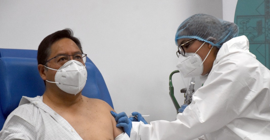 Presidente de Bolivia recibe primera dosis de la vacuna contra el coronavirus (amplia)