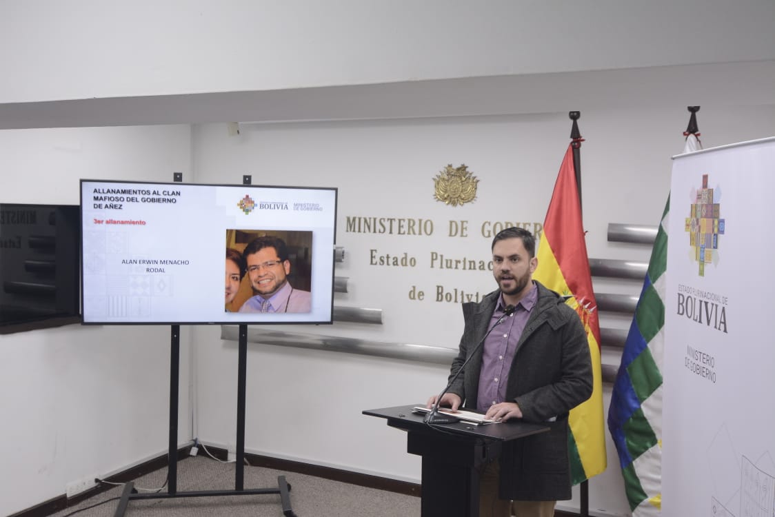 Allanan diez viviendas y aprehenden a la hermana de Arturo Murillo involucrada en el caso gases lacrimógenos