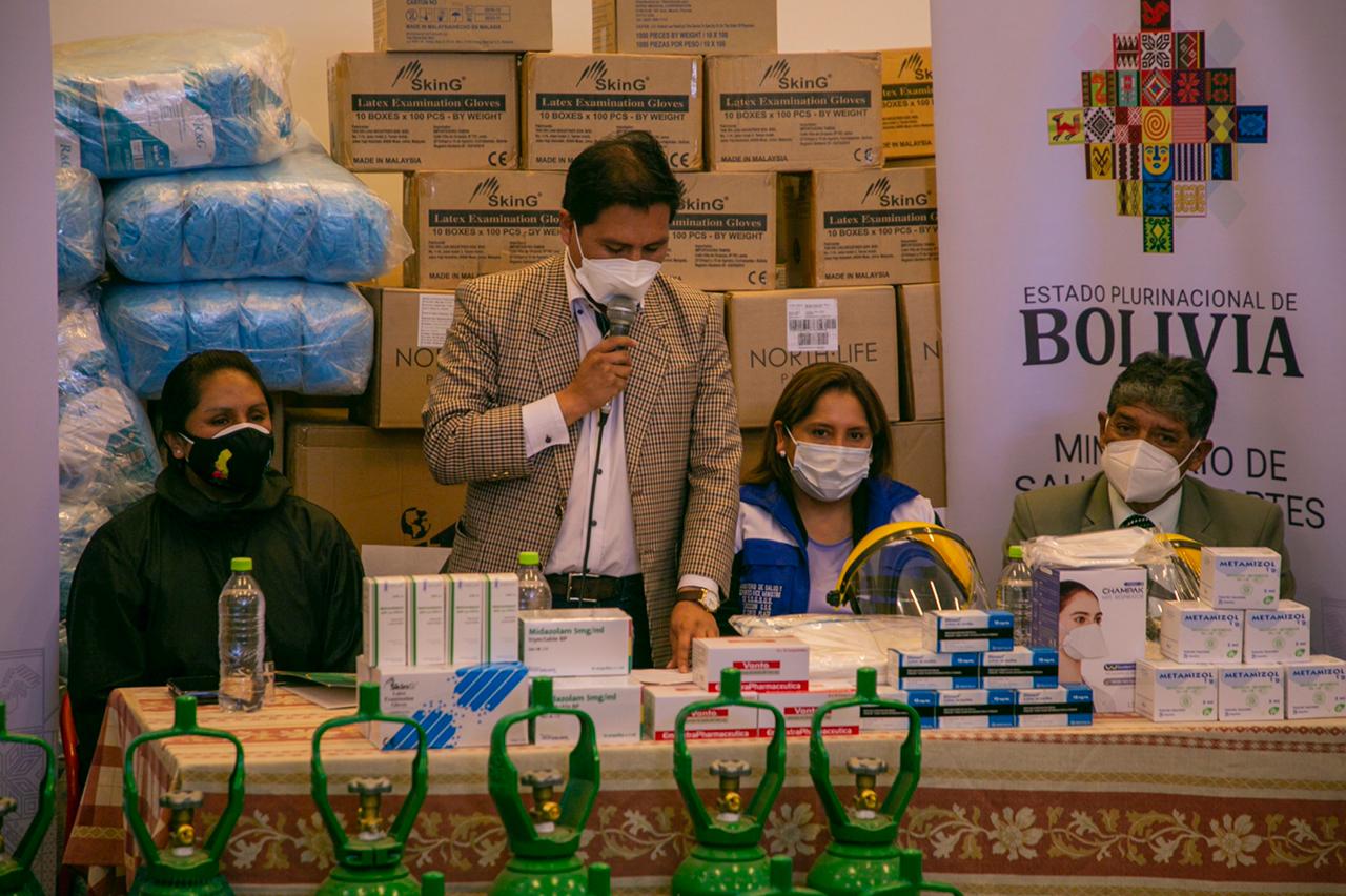Salud entrega Bs 2,1 millones en medicamentos, insumos y equipos al Hospital de Clínicas de La Paz