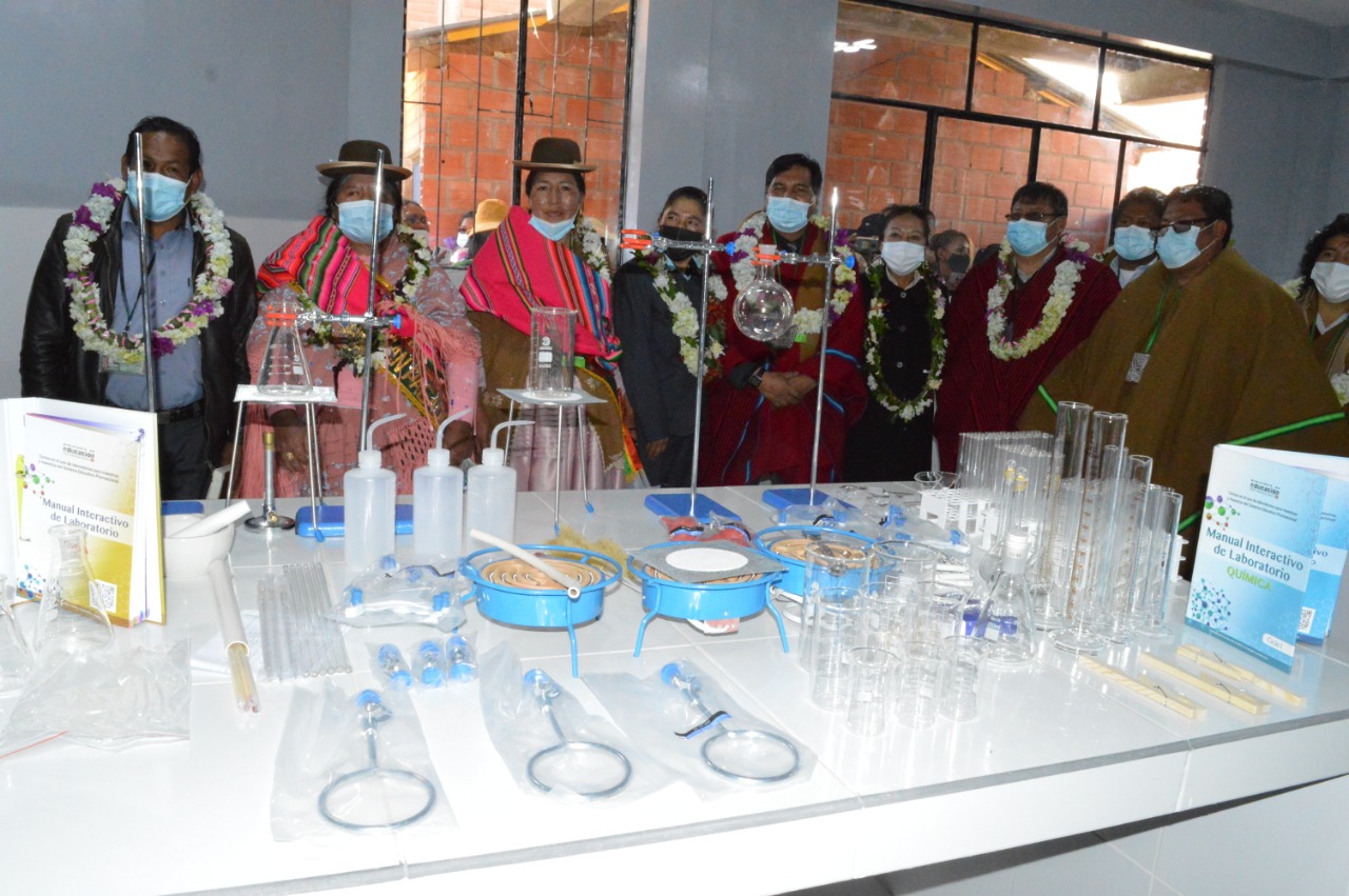 Ministerio de Educación invierte Bs 1,5 millones en equipos de laboratorio para unidades educativas