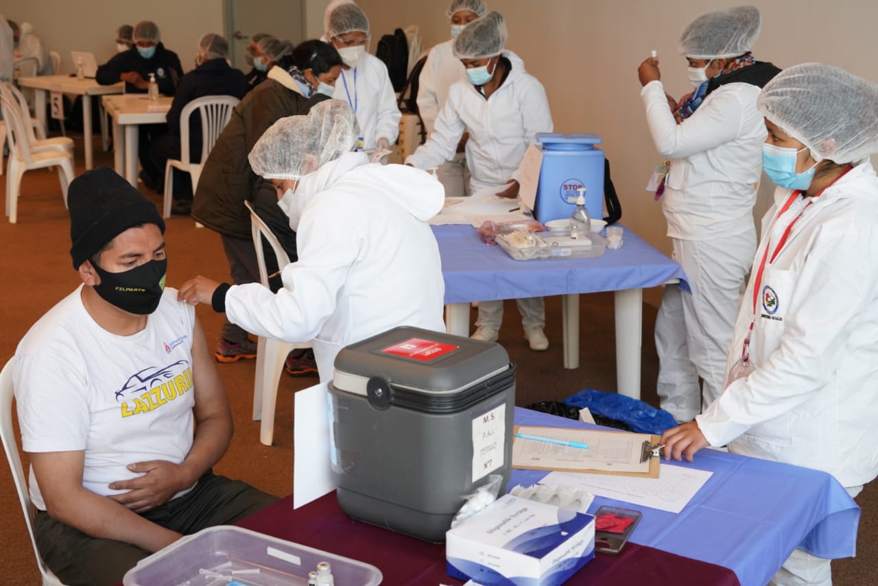 Viceministro advierte que solo con la segunda dosis de las vacunas anticovid se consigue inmunidad