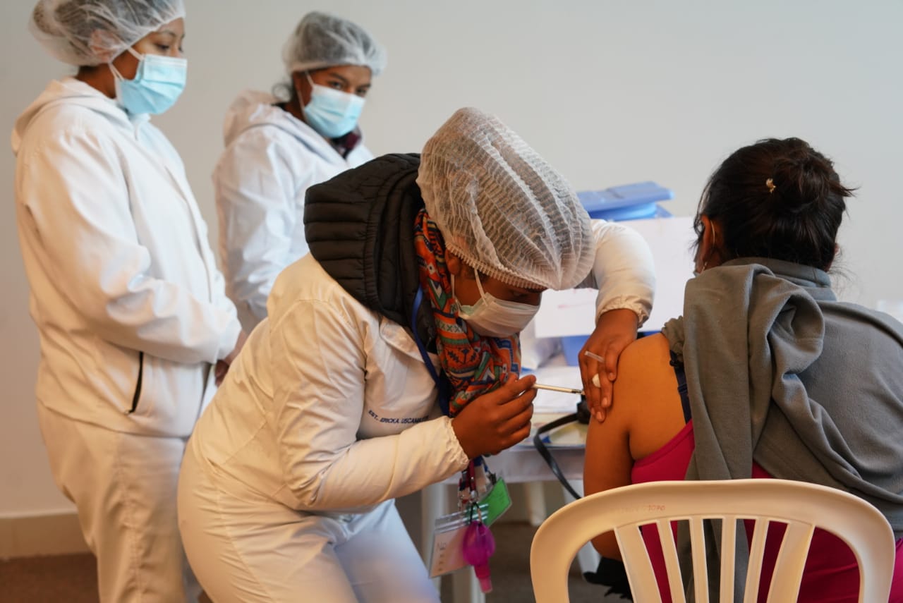 Ministro Auza pide a la población desechar mitos y acudir a vacunarse para proteger su salud y su vida