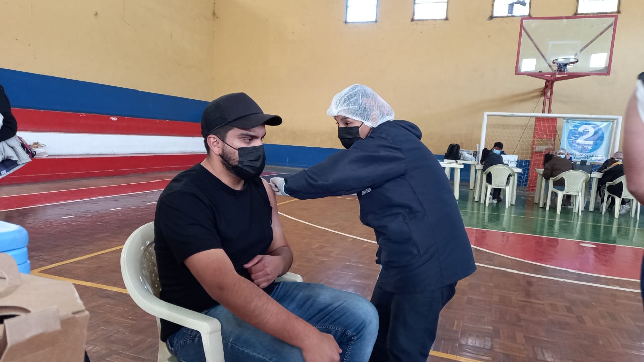 Bolivia es el cuarto país en Sudamérica que vacuna a mayores de 18 años