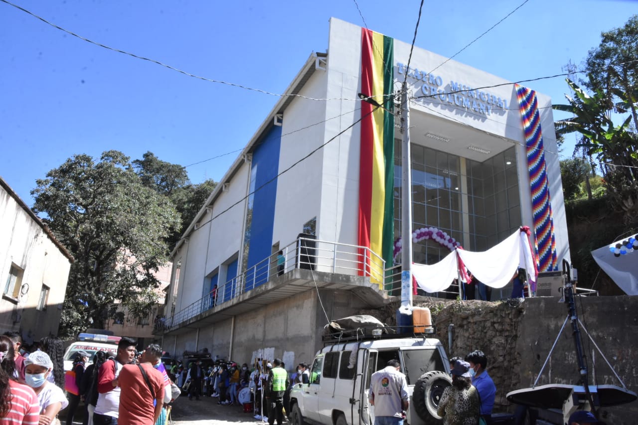 Chulumani estrena Teatro Municipal en su 122 aniversario