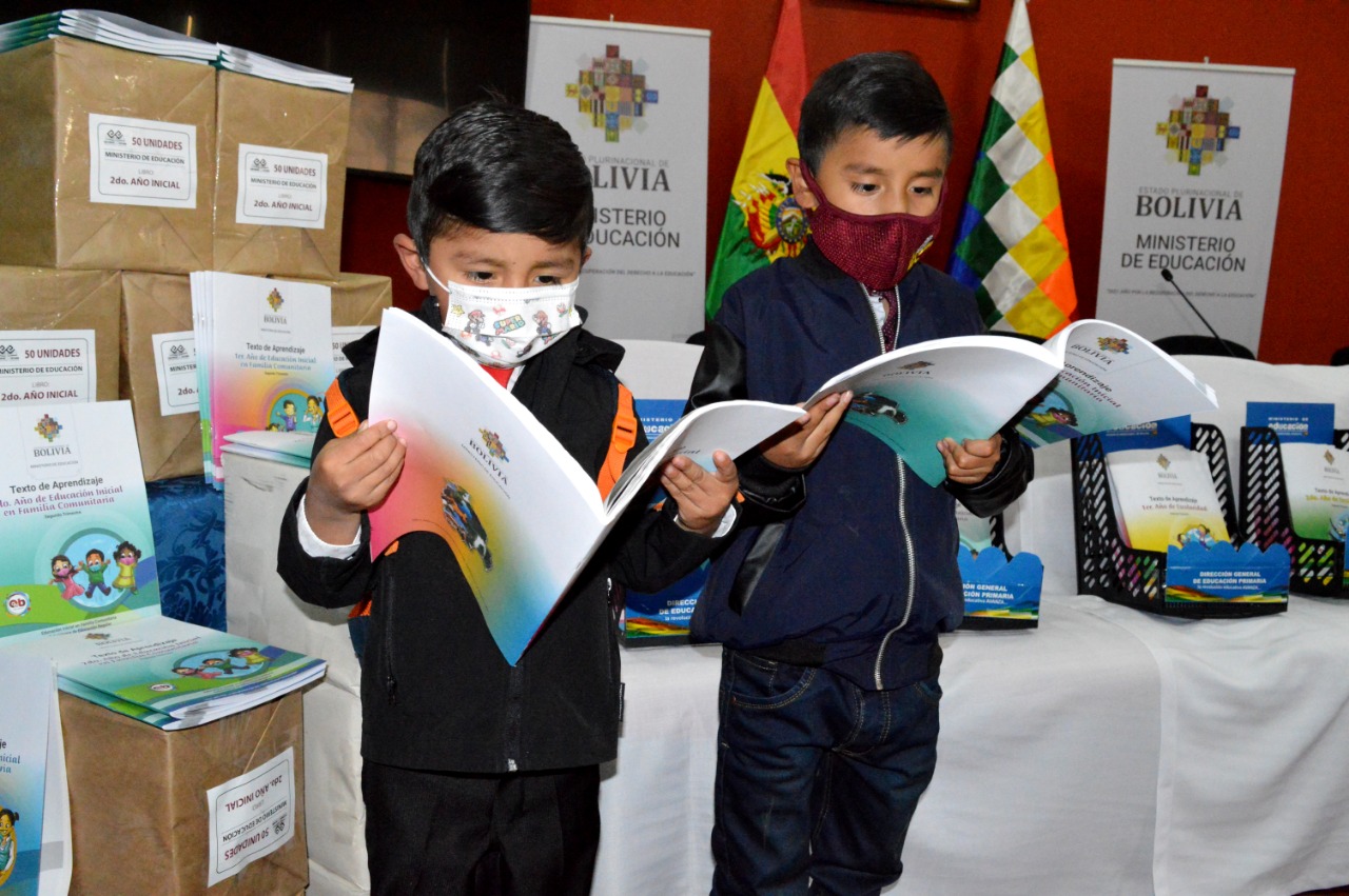 Ministro de Educación pide a padres denunciar venta de textos de aprendizaje que son de distribución gratuita