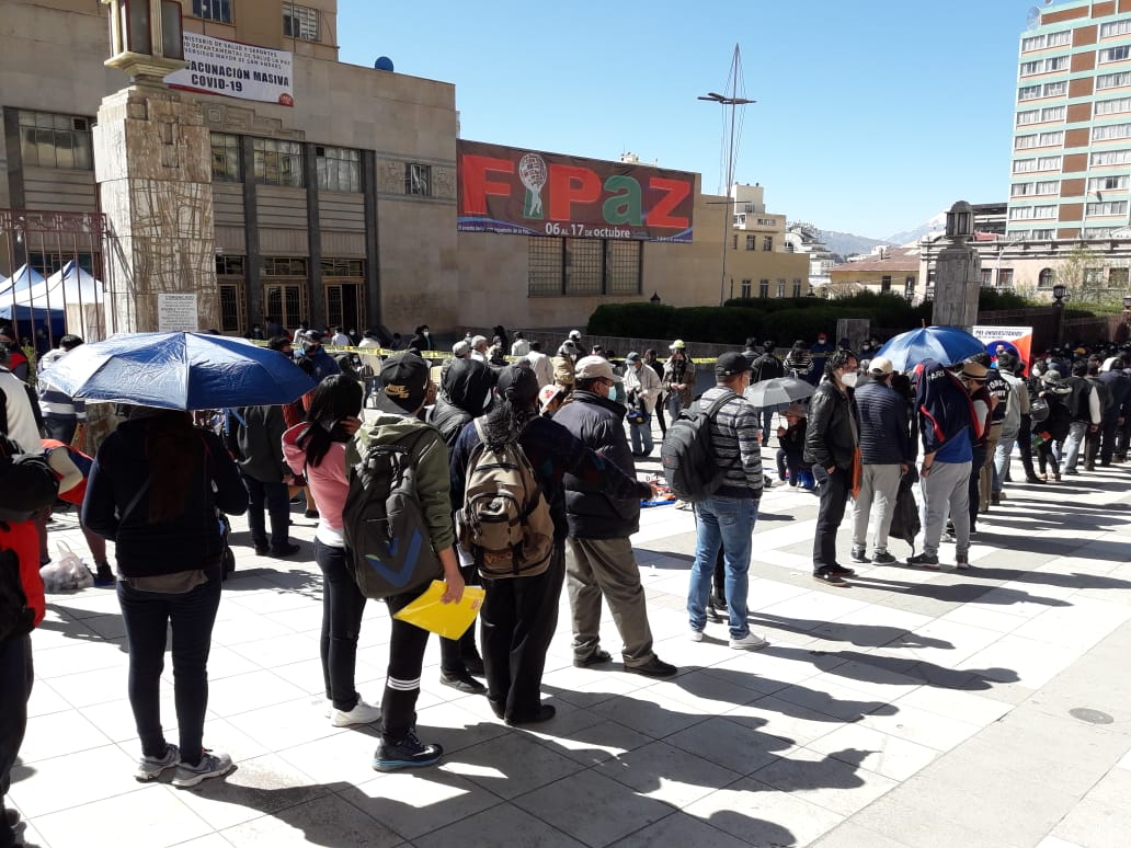 Largas filas de jóvenes mayores de 18 años en puntos de inmunización dan certeza de vacunación en Bolivia