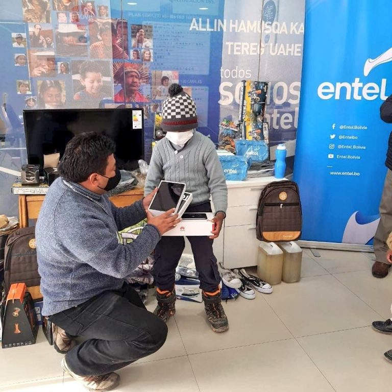 Jhonatan recibe una Tablet con crédito ilimitado y la instalación gratuita de Wi-Fi en su casa