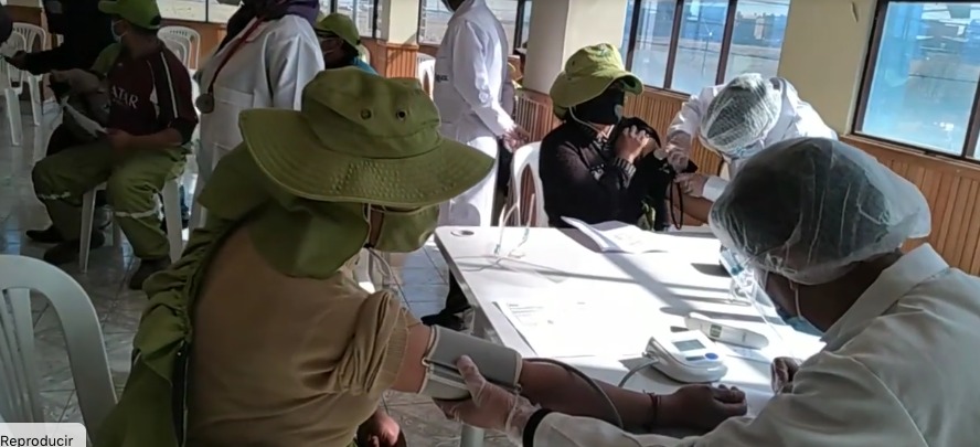 Salud inmuniza a más de 800 trabajadores de la empresa de aseo Trebol en El Alto