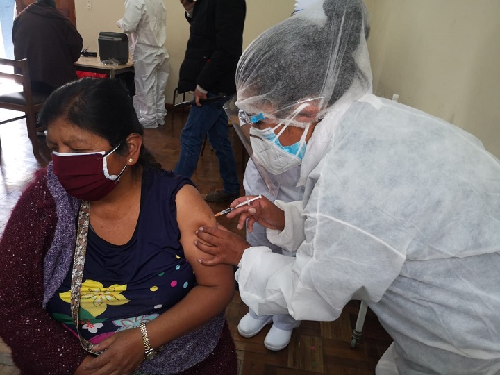 Bolivia: Más del 51% de la población vacunable recibió la primera dosis de la vacuna anticovid y el 34% la segunda dosis