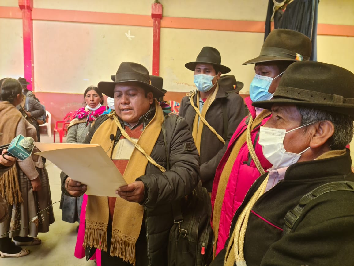 Ponchos Rojos de Achacachi respaldan gestión de los mandatarios Arce y Choquehuanca y del Ministro de Educación