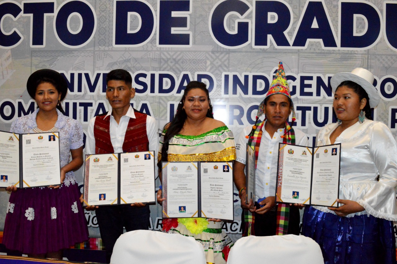 La Universidad Indígena Quechua Casimiro Huanca titula a la décima promoción de profesionales