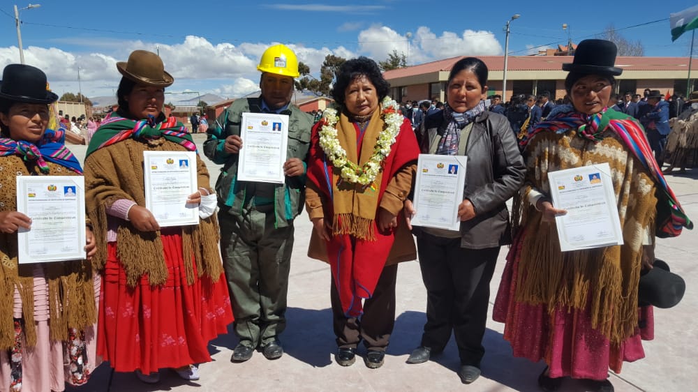 Educación entrega 386 certificados de competencias a pobladores del altiplano paceño