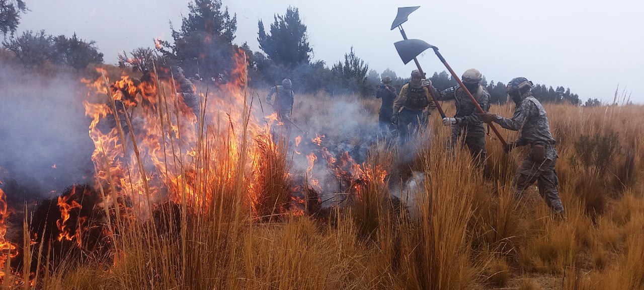 Efectivos de la Armada Boliviana realizan simulacro de lucha contra incendios forestales