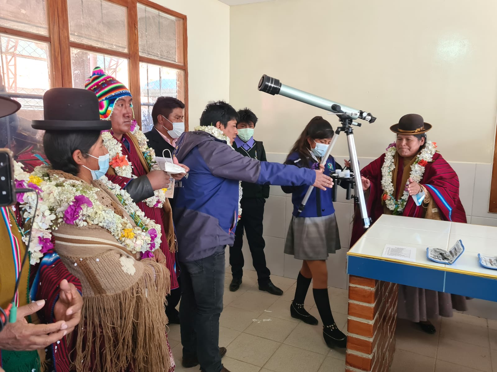 Educación entrega equipos de laboratorio a tres unidades educativas del municipio de Calamarca