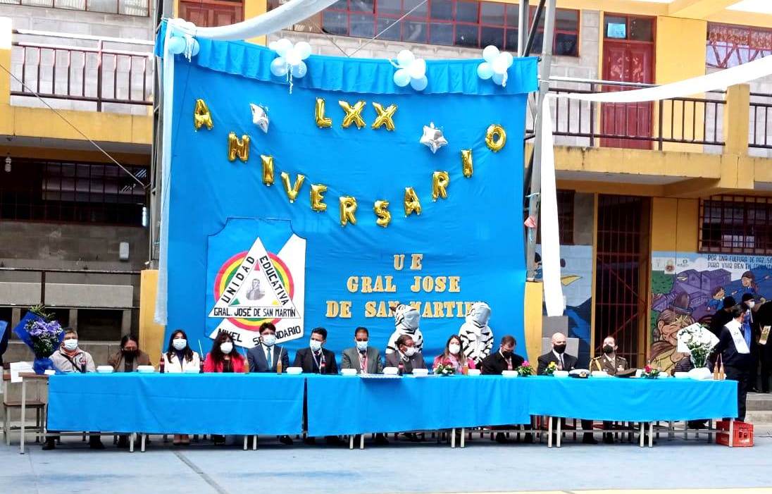 Unidad Educativa “Gral. José de San Martin” recibe medalla al mérito por cumplir 70 años de servicio
