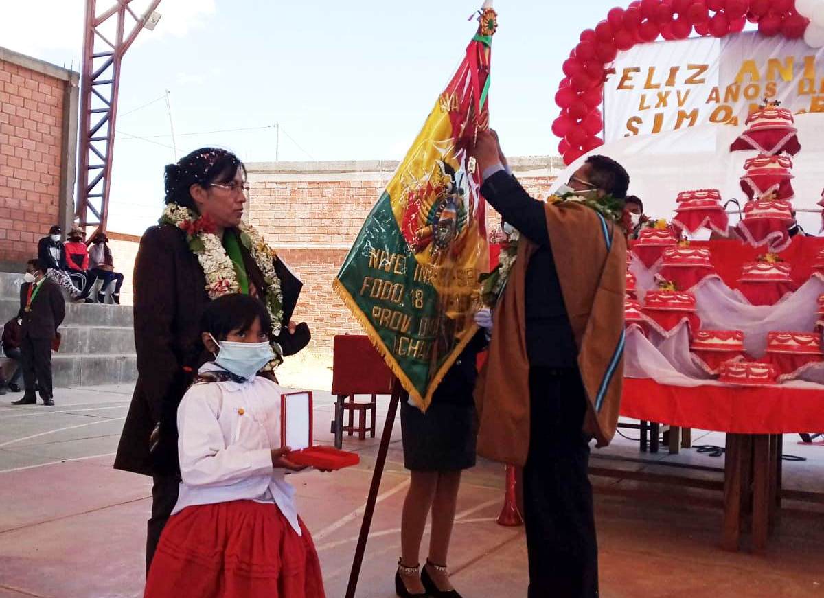 Unidad educativa “Simón Bolívar” de Achacachi recibe Medalla al Mérito por su 65 aniversario