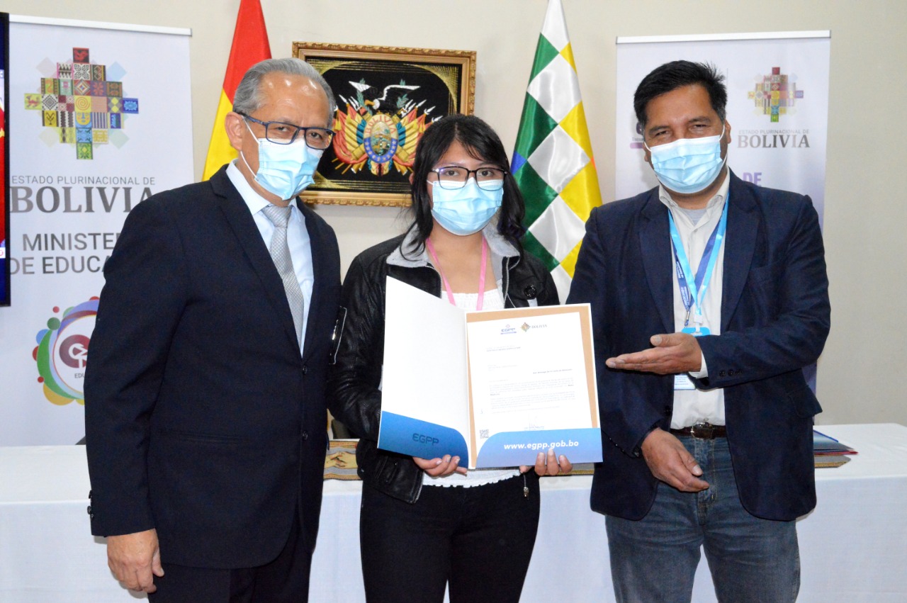 Educación recupera programa de becas a China y envía a 13 estudiantes para carreras de pregrado y postgrado