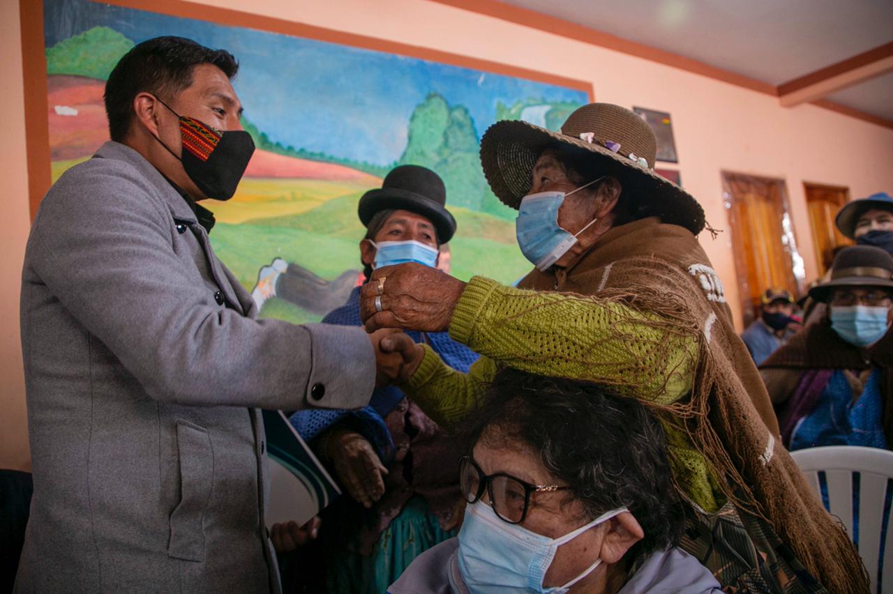 Ministro Auza entrega alimentos y comparte con adultos mayores en su día en la ciudad de El alto