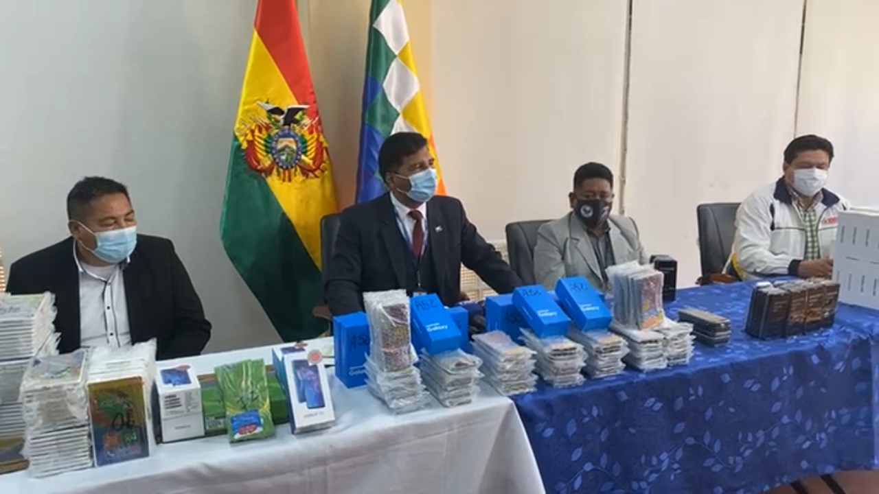 Educación entrega celulares para estudiantes en situación vulnerable en cuatro departamentos