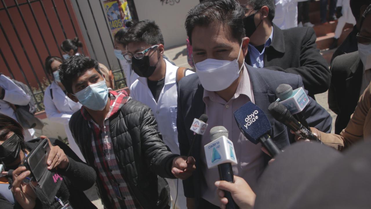 Auza califica de “mentirosos” a quienes afirman que se delegó contratación de personal en Salud a municipios