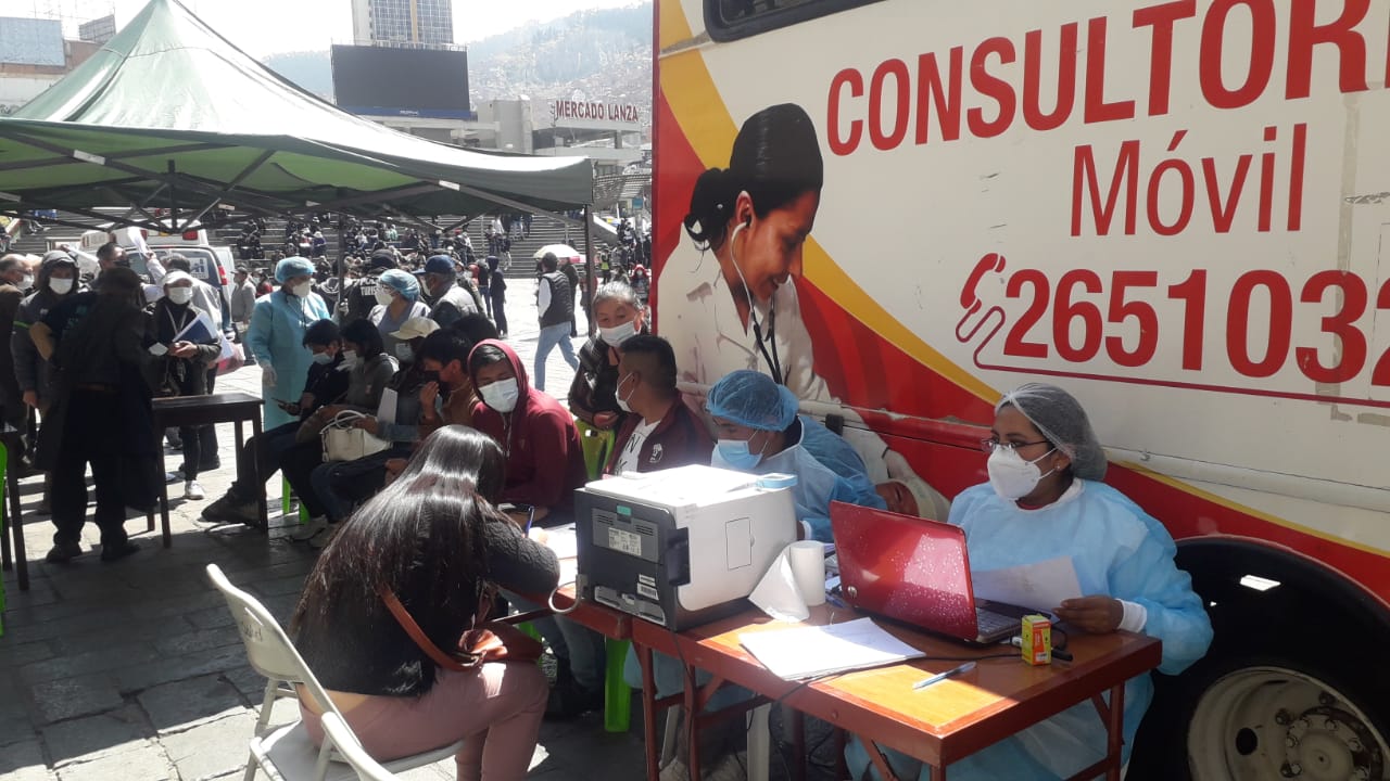 Inmunizan contra el COVID-19 con la vacuna Johnson & Johnson en la plaza San Francisco de La Paz