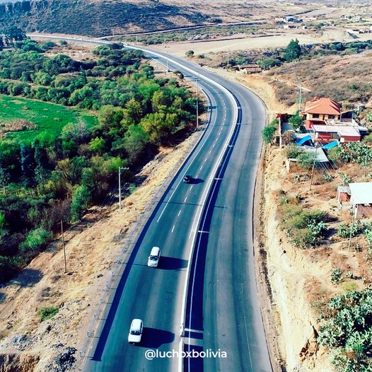 Presidente destaca que 76% de la red vial de Cochabamba esté asfaltada y anuncia 183,42 km de nuevas vías