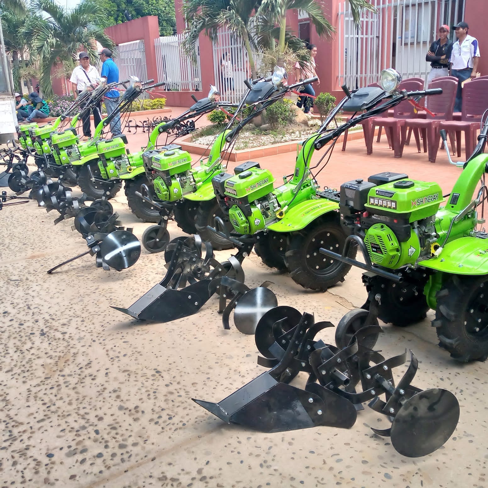 Beni: Pequeños productores del municipio de Reyes reciben maquinaria agrícola