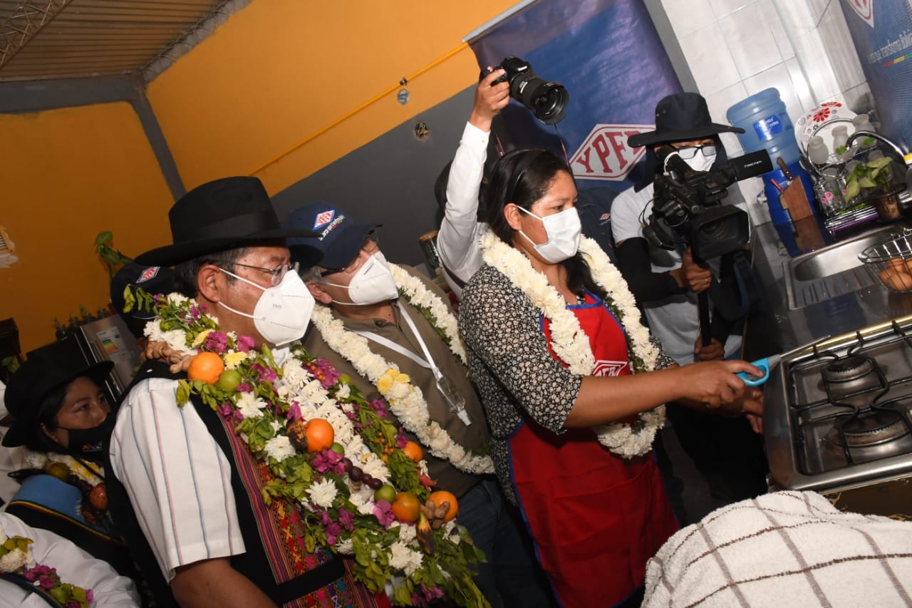 Presidente entrega sistema de distribución de gas natural en Cochabamba